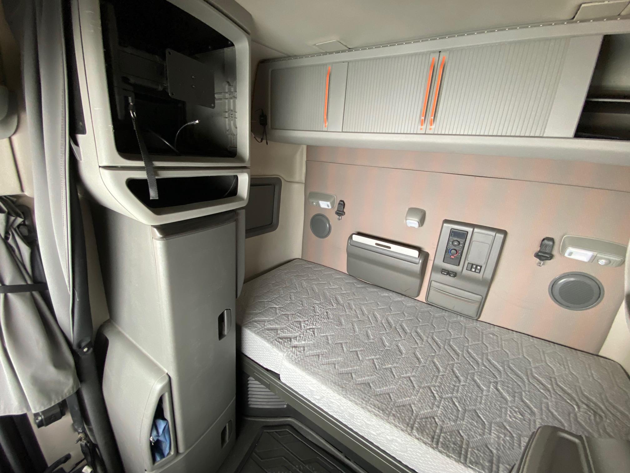 2021 VOLVO VNL - Image 21
